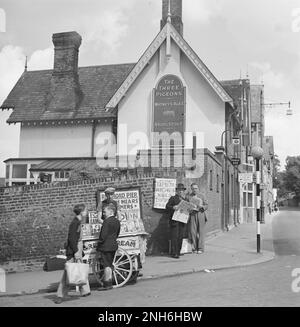 Willem van de Poll - Children at an Ice Cream Seller mit The There Pigeons Pub, Richmond, Surrey, England im Hintergrund - 1947 Stockfoto