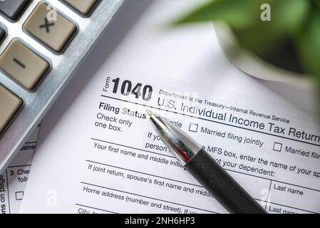 Steuererklärungsformulare für Finanzzeiten mit Stift und Taschenrechner Stockfoto