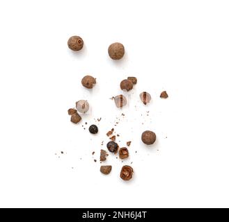 Mischung aus ganzen und zerbrochenen Stücken schwarzen Pfeffers, Pfefferkörnern oder Nelkenpfeffers, isoliert auf weißem Boden, Draufsicht Stockfoto