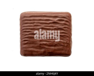 Quadratische Schokoladenbonbons isoliert auf weiß, Draufsicht Stockfoto
