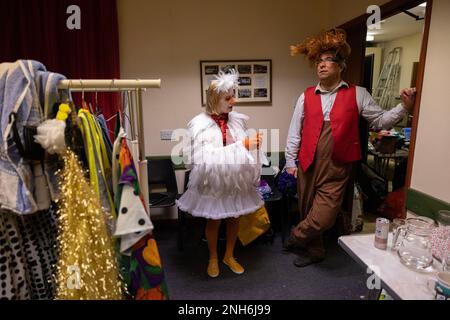 Hinter den Kulissen mit der Amateurgruppe der Lulworth Players, die ihr Winterpantomime „Mother Goose“ in der Lulworth Village Hall veranstaltet. Stockfoto