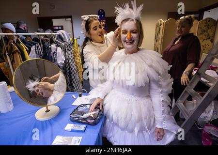 Hinter den Kulissen mit der Amateurgruppe der Lulworth Players, die ihr Winterpantomime „Mother Goose“ in der Lulworth Village Hall veranstaltet. Stockfoto