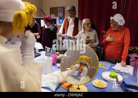 Hinter den Kulissen mit der Amateurgruppe der Lulworth Players, die ihr Winterpantomime „Mother Goose“ in der Lulworth Village Hall veranstaltet. Stockfoto