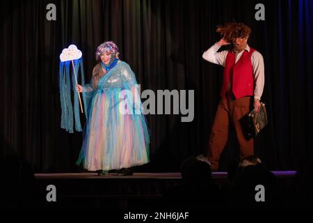 Hinter den Kulissen mit der Amateurgruppe der Lulworth Players, die ihr Winterpantomime „Mother Goose“ in der Lulworth Village Hall veranstaltet. Stockfoto