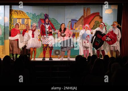 Hinter den Kulissen mit der Amateurgruppe der Lulworth Players, die ihr Winterpantomime „Mother Goose“ in der Lulworth Village Hall veranstaltet. Stockfoto