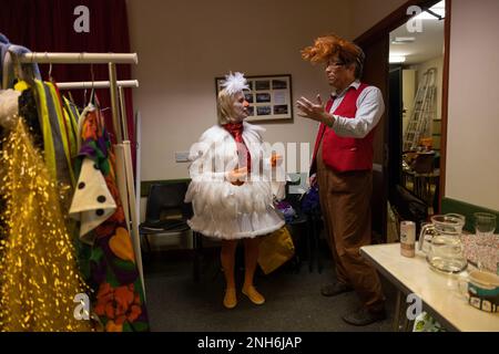 Hinter den Kulissen mit der Amateurgruppe der Lulworth Players, die ihr Winterpantomime „Mother Goose“ in der Lulworth Village Hall veranstaltet. Stockfoto