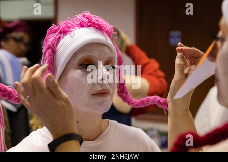 Hinter den Kulissen mit der Amateurgruppe der Lulworth Players, die ihr Winterpantomime „Mother Goose“ in der Lulworth Village Hall veranstaltet. Stockfoto