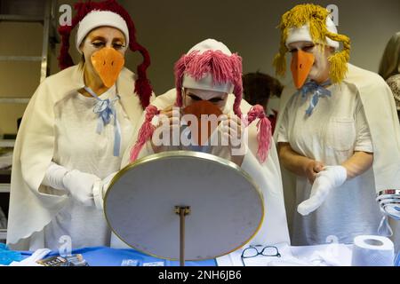 Hinter den Kulissen mit der Amateurgruppe der Lulworth Players, die ihr Winterpantomime „Mother Goose“ in der Lulworth Village Hall veranstaltet. Stockfoto