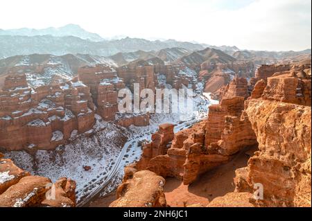 Fantastischer Panoramablick auf den Winter Charyn Canyon im Charyn National Park, Kasachstan Stockfoto