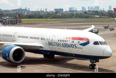MUMBAI - SEPTEMBER 25: Nahaufnahme der Boeing 787 Dreamliner mit der Aufschrift British Airways am internationalen Flughafen Mumbai am 25. September. 2022 in Indien Stockfoto