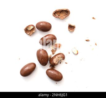 Runde und zerbrochene kleine Schokoladenbonbons mit Mandeln, Nüssen als Füllung isoliert auf weiß, Draufsicht Stockfoto