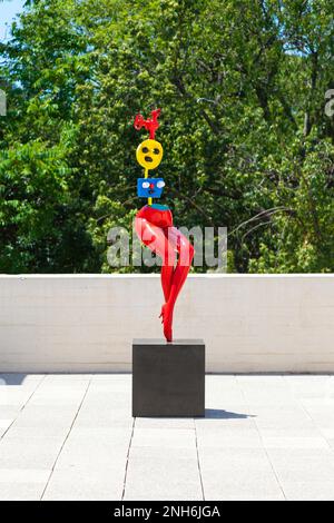 „Girl Escape“ (1967) bemalte Bronzeskulptur von Joan Miro, Joan Miró Stiftung, Barcelona, Spanien Stockfoto
