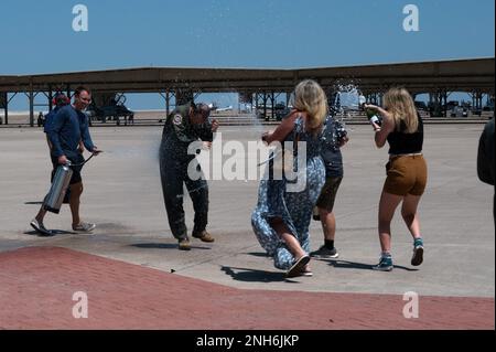 USA Air Force Oberst Craig Prather, 47. Flying Training Wing Commander, wird von seiner Familie mit Champagner besprüht, nachdem er von seinem Finalflug in einem T-6A Texan II Flugzeug am Laughlin Air Force Base, Texas, am 20. Juli 2022 zurückgekehrt ist. Seine Familie gratulierte ihm zu seinem letzten Flug als Kommandant des 47. Flugtrainingsflügels vor seiner Neuzuweisung. Stockfoto