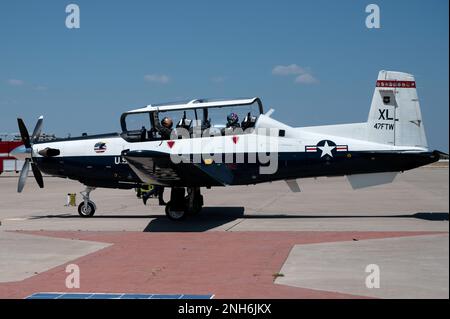 USA Air Force Oberst Craig Prather, 47. Flying Training Wing Commander, kehrt von seinem Finalflug in einem T-6A Texan II Flugzeug am Laughlin Air Force Base, Texas, 20. Juli 2022 zurück. Dies war Prather' letzter Flug als Kommandant des 47. Flugtrainingsflügels. Stockfoto