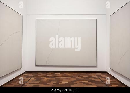 Triptych von Joan Miro, Joan Miró Stiftung, Barcelona, Katalonien, Spanien, "Maling on White Background for the Cell of a Einsiedler" (1968) Stockfoto