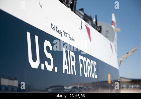 Ein T-6A Texan II, gewidmet an Oberst Craig Prather, 47. Flying Training Wing Commander. Setzen Sie sich auf die Fluglinie am Laughlin Air Force Base, Texas, 20. Juli 2022. Der T-6 Texan II ist ein einmotoriger Haupttrainer mit zwei Sitzplätzen, der die Schüler in grundlegenden Flugfertigkeiten trainiert, die in den USA üblich sind Piloten der Luftwaffe. Stockfoto