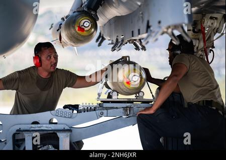 USA Air Force Staff Sergeant Nicholas Danley, Left, und Senior Airman Nicholas Julien, Right, Waffen laden Besatzungsmitglieder, die dem 48. Flugzeuginstandhaltungsgeschwader zugeteilt sind, laden eine Mk-82 Bombe auf eine F-15E Strike Eagle während der Übung Poseidon's Rage 22, auf dem Luftwaffenstützpunkt Souda, Griechenland, 20. Juli 2022. PR22 konzentriert sich auf die Partnerschaft zwischen den US-amerikanischen und den Hellenic Air Forces, um die Einsatzmöglichkeiten der vierten und fünften Generation von Flugzeugen zu validieren. Stockfoto