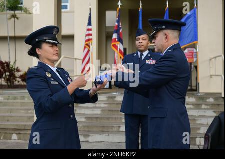 Oberst Stephanie Ku, 15. Oberst der Medizinischen Gruppe, und Leutnant Joseph Sanchez, 15. Oberstleutnant der Healthcare Operations Squadron, ankommender Kommandant, furlten den 15. Sanitäter-Staffel-Guidon während einer Deaktivierungszeremonie auf der Joint Base Pearl Harbor-Hickam, Hawaii, 21. Juli 2022. Die 15. HCOS sind eines der drei Geschwader, die Teil der 15.-Millenniums-Entwicklungsziele sind. Stockfoto