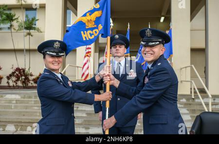 LT. Oberst Joseph Sanchez, 15. Healthcare Operations Squadron, ankommender Commander, übernimmt das Kommando über die 15. HCOS, indem er den Guidon von Oberst Stephanie Ku, 15. Medical Group Commander, anlässlich einer Zeremonie zum Kommandowechsel auf der Joint Base Pearl Harbor-Hickam, Hawaii, 21. Juli 2022 annimmt. Die Übergabe des Guidons ist eine visuelle Darstellung der Übertragung der Verantwortung vom ehemaligen Kommandanten auf den neuen Kommandanten. Stockfoto