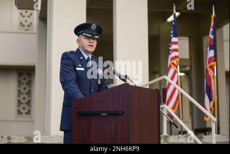 LT. Oberst Joseph Sanchez, 15. Kommandant der Healthcare Operations Squadron, hält eine Rede während einer Zeremonie zum Kommandowechsel auf der Joint Base Pearl Harbor-Hickam, Hawaii, 21. Juli 2022. Sanchez übernahm das Kommando über die 15. HCOS, nachdem er als Kommandant der 15. Medizinischen Unterstützungseinheit fungierte, die vor der Zeremonie deaktiviert wurde. Stockfoto