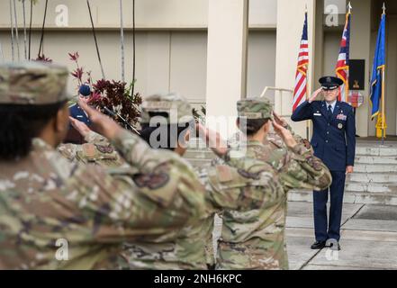 LT. Oberst Joseph Sanchez, 15. Kommandant der Healthcare Operations Squadron, erhält seinen ersten Salut während einer Zeremonie zum Kommandowechsel auf der Joint Base Pearl Harbor-Hickam, Hawaii, 21. Juli 2022. Während der Zeremonie wird ein Guidon vom ehemaligen Kommandanten an den neuen Kommandanten übergeben, der die Übertragung der Verantwortung darstellt. Stockfoto