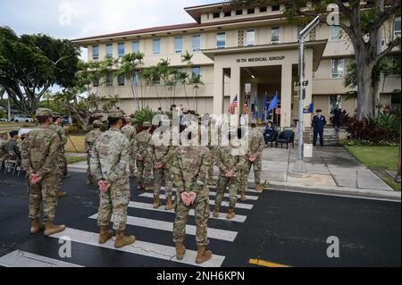 Mitglieder des 15. Healthcare Operations Squadron stehen während der 15. HCOS-Befehlswechsel-Zeremonie auf der Joint Base Pearl Harbor-Hickam, Hawaii, 21. Juli 2022 in Formation. Oberstleutnant Joseph Sanchez, 15. HCOS Commander, nahm den Guidon von Oberst Stephanie Ku, 15. Medical Group Commander, an. Stockfoto