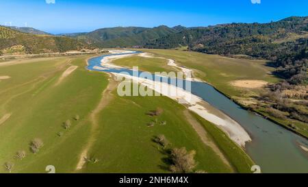 A causa dei cambiamenti climatici il lago di Tarsia si è ridotto ad un fiume Stockfoto