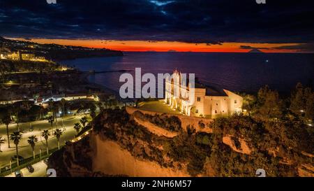 Sonnenuntergang über Tropea Stockfoto