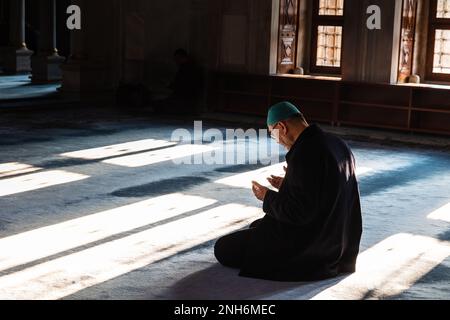 Islamisches Foto. Muslimischer Mann betet in der Moschee. Ramadan-Konzeptfoto. Berat kandili oder laylat al-qadr Concept. Istanbul Turkiye - 12.23.2022 Stockfoto