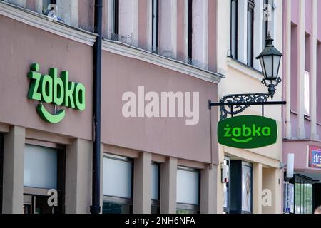 TORUN, POLEN - 11. AUGUST 2022: Zabka-Supermarkt, einer von vielen Geschäften in Polen Stockfoto