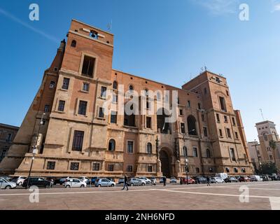 TARANTO, ITALIEN - 29. OKTOBER 2021: Historisches Gebäude Palazzo del Governo in Taranto, Italien, an der Piazetta Gandhi Straße Stockfoto