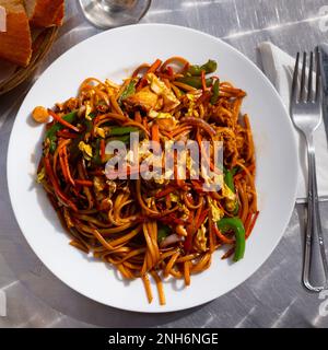 Gebratene Nudeln Soba mit Gemüse, Huhn und Omelette umrühren Stockfoto