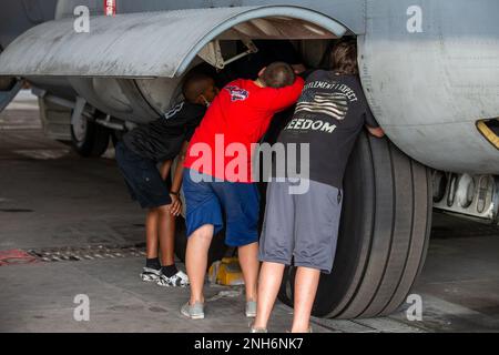 Teilnehmer des Inner Banks STEM Center erkunden das Fahrwerk eines KC-130J Super Hercules in der Marine Corps Air Station Cherry Point, North Carolina, 20. Juli 2022. Das Jugendprogramm besuchte die Anlage, um mehr über die Marine Luftfahrt, Flugzeuge und Verfahren zu erfahren, um sie als zukünftige Tätigkeit zu erkunden. Stockfoto