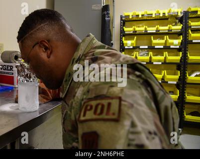 Senior Airman Verdes Cato, 9. Logistic Readiness Squadron Cryogenics Technician, riecht den flüssigen Sauerstoff (LOX) im Becher am Beale Air Force Base, Kalifornien, 21. Juli 2022. Flugzeugführer riechen und beobachten, ob der LOX Verfärbungen, Abweichungen oder Gerüche aufweist. Stockfoto