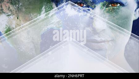 Zusammensetzung des Planeten Erde im Gesicht einer Frau mit Pfeilen auf blauem Hintergrund. Globales Umwelt- und Nachhaltigkeitskonzept digital erzeugtes Bild. Stockfoto