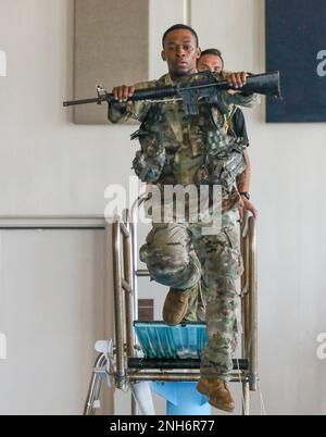 Staff Sgt. Destin Florence, der Division Artillerie, 4. Infanteriedivision, untergetaucht in den Swimmingpool während des Wettbewerbs "Best Soldier/Noncommissioned Officer" in Fort Carson, Colorado, 20. Juli 2022. Der Wettbewerb „Bester Soldat“ bestand aus einer Vielzahl von Veranstaltungen, bei denen die Mitbewerber auf ihre Fähigkeiten zur Ausführung von Aufgaben als Krieger der Armee getestet wurden. Stockfoto