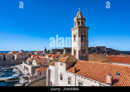 Blick auf Gradski Zvonik (Glockenturm) und Sponza Palast mit Blick auf den Hafen in der Altstadt von Dubrovnik in Kroatien Stockfoto