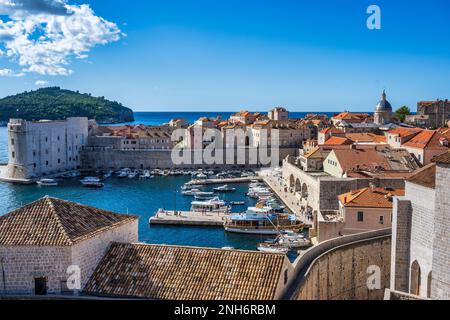 Blick auf die Dachterrasse mit Blick nach Süden über den Hafen zur Festung St. John in der Altstadt von Dubrovnik in Kroatien Stockfoto