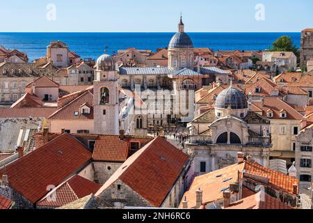 Dubrovnik Kathedrale mit Uhrenturm (Gradski Zvonik) auf der linken Seite und der Kuppel von St. Blaise's Kirche auf der rechten Seite, in der Altstadt von Dubrovnik in Kroatien Stockfoto