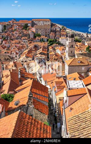 Blick vom Minčeta-Turm in Richtung Süden über die rot gefliesten Dächer in der Altstadt von Dubrovnik an der dalmatinischen Küste Kroatiens Stockfoto