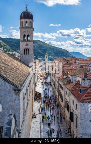 Blick auf die Stradun (Placa), mit Glockenturm der Franziskanerkirche auf der linken Seite, Blick auf den Uhrenturm, in der Altstadt von Dubrovnik in Kroatien Stockfoto