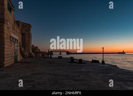 Sonnenaufgang auf St. Elmos Brücke von den Bastionen aus gesehen, Valletta Stockfoto