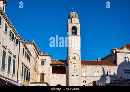 Uhrenturm (Gradski Zvonik) und Sponza-Palast, in sanftem Abendlicht, auf dem Platz der Loggia in der Altstadt von Dubrovnik in Kroatien Stockfoto