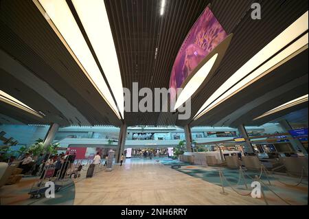 Vornehme Innenräume und Check-in-Schalter in der Abflughalle Terminal 2, Flughafen Singapur Changi, Februar 2023 Stockfoto