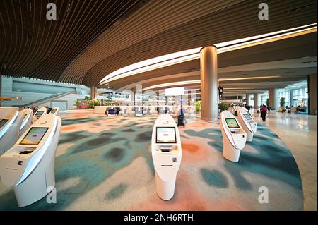 Automatisierte Selbstbedienungskioske in der Abflughalle von Terminal 2, Flughafen Singapur Changi, Februar 2023 Stockfoto