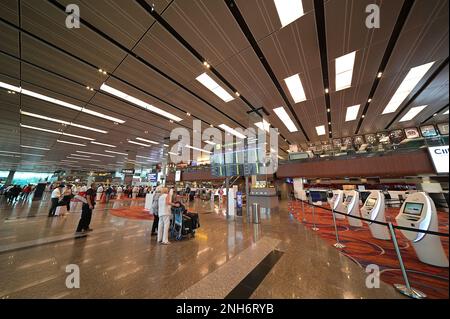 Fluginformationsschalter und Selbstbedienungsautomaten in der Abflughalle von Terminal 1, Flughafen Singapur Changi Stockfoto