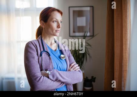 Porträt der jungen Krankenschwester, Konzept der Gesundheitsversorgung im Seniorenheim. Stockfoto