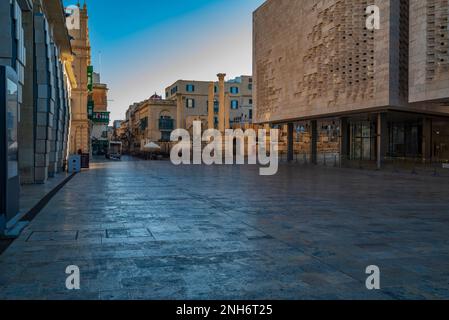 Fußgängerzone im historischen Stadtzentrum von Valletta, Malta Stockfoto