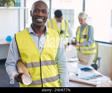 Schwarzer Mann, Architekt und Porträt lächeln mit Bauplan für das Büro. Glücklicher afroamerikanischer Ingenieur oder Stockfoto