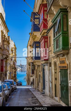 Charakteristische Gasse mit farbigen Balkonen in Valletta, Malta Stockfoto